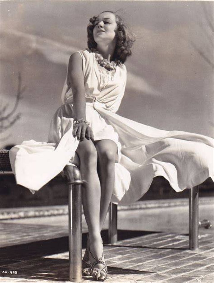15 Glamorous Pinups of Anne Shirley From Between the Late 1930s and