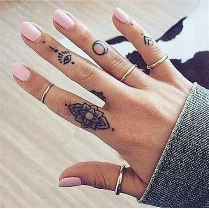 67 Different Finger Tattoo Ideas That Look Great