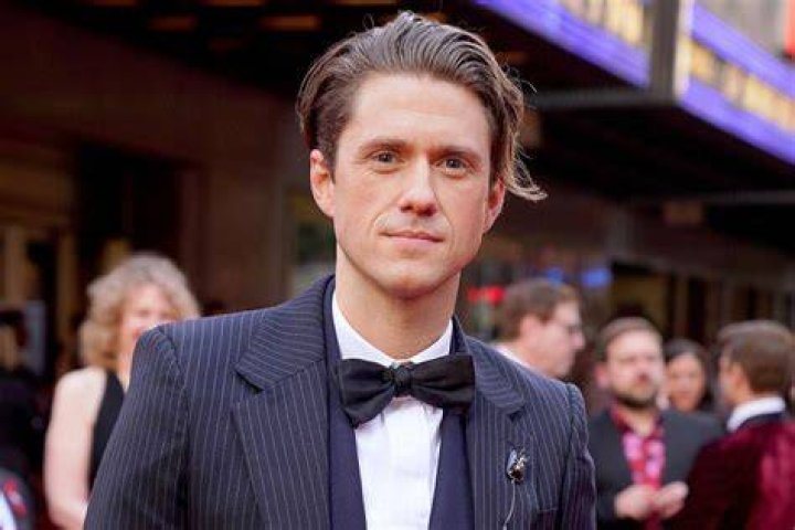 Aaron Tveit Bio, Wiki, Age, Height, Parents, Siblings, Girlfriend