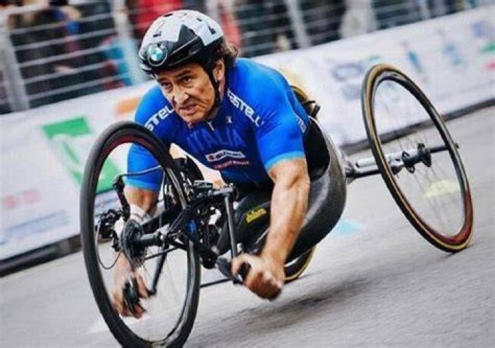 Alex Zanardi terza operazione, i medici ricostruiscono il cranio Bigodino
