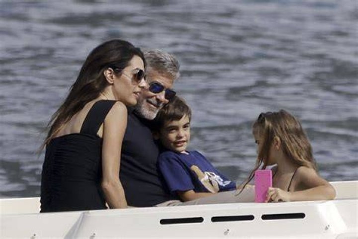 Amal e Clooney passeiam com filhos de barco por local em que se