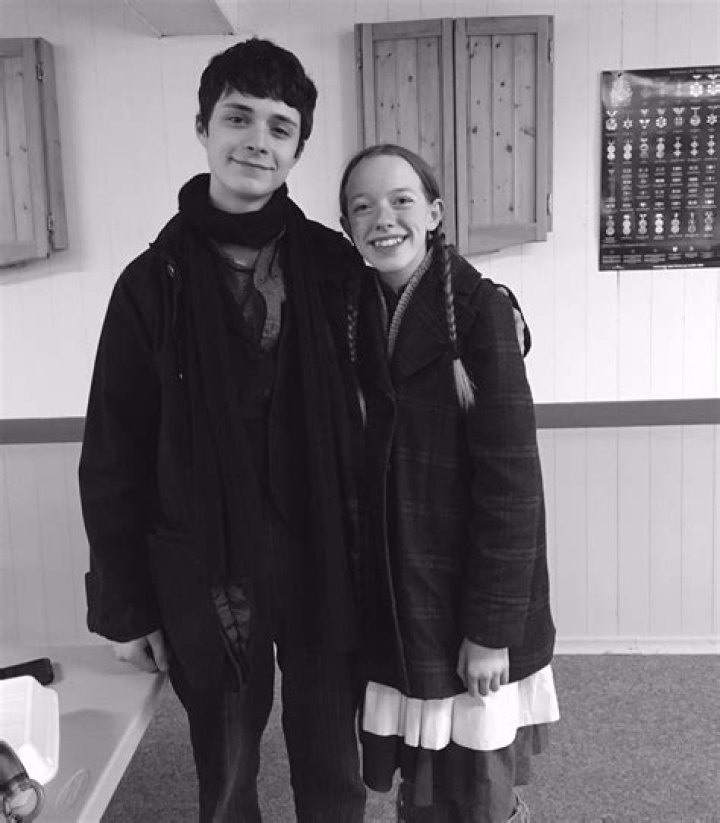 Amybeth McNulty & Lucas Jade Zumann in "Anne" (2017) Gilbert and anne