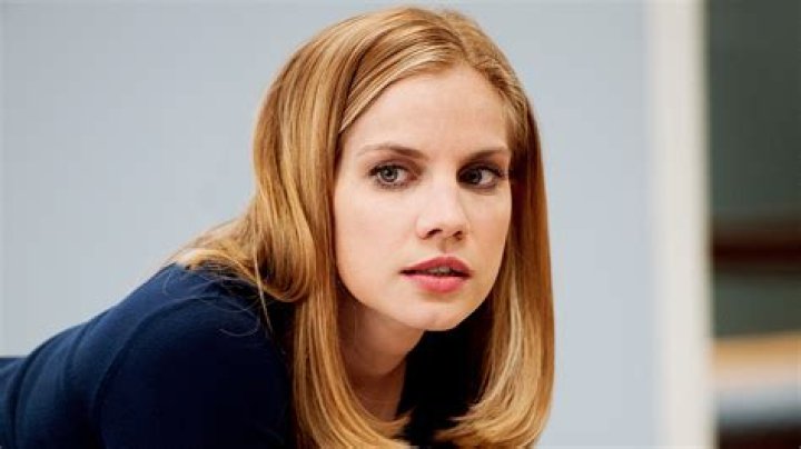 Anna Chlumsky as Amy Brookheimer the Vice President's Chief of Staff