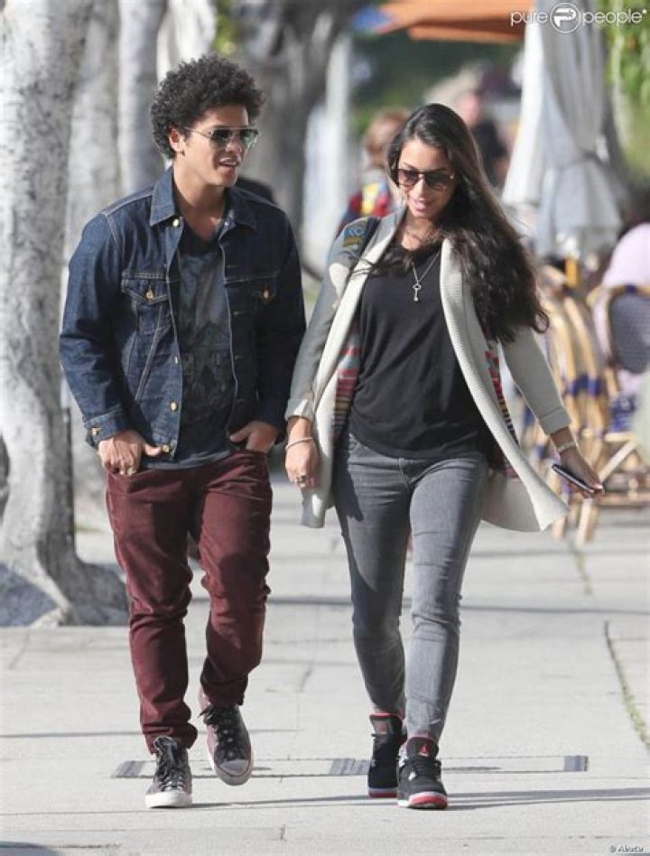 Avec qui Bruno Mars est en Couple
