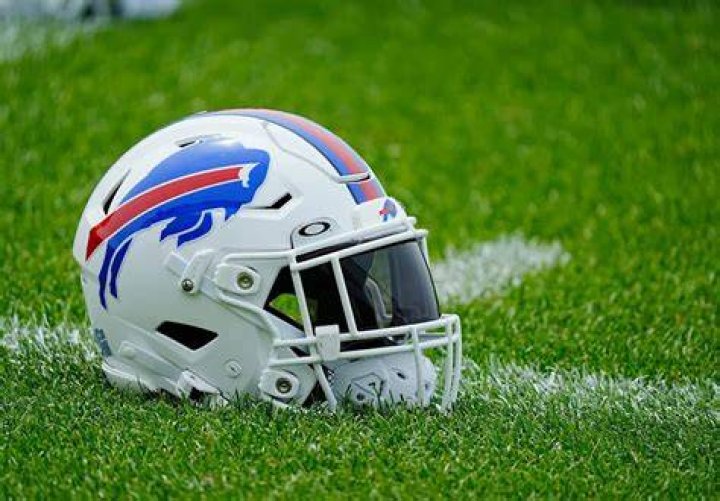 Bills' Stefon Diggs runs out of tunnel with Packers before 'SNF' to jaw