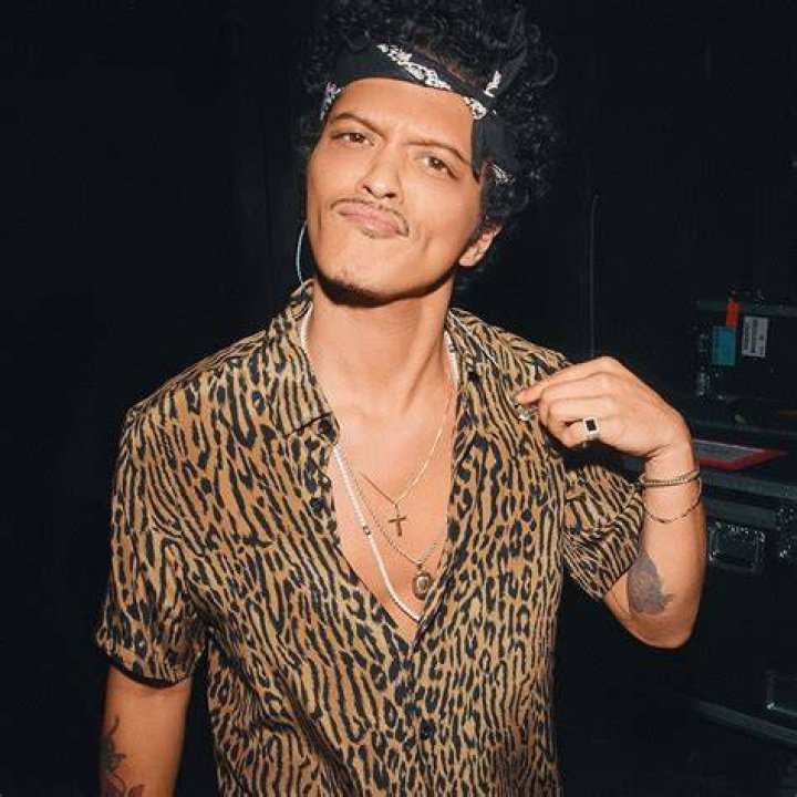 Bruno Mars 在 Instagram 上发布:“The sweetest couple on earth ️ [pls give me