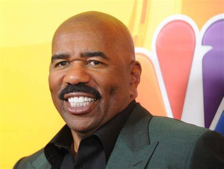 Christian TV Host Steve Harvey Funds College Tuition For 8 Students
