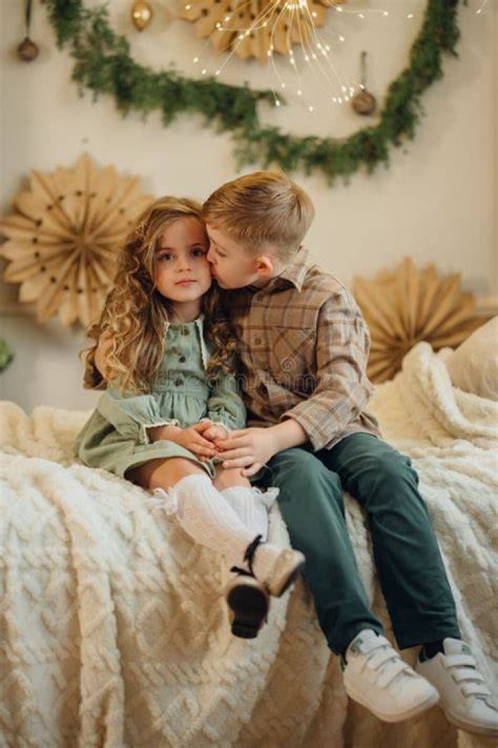 Cute pic of Diana&rsquo;s sister Sarah with her daughter wearing the Spencer
