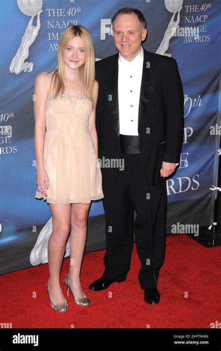 Dakota Fanning and dad Steve Fanning attending The 40th NAACP Image