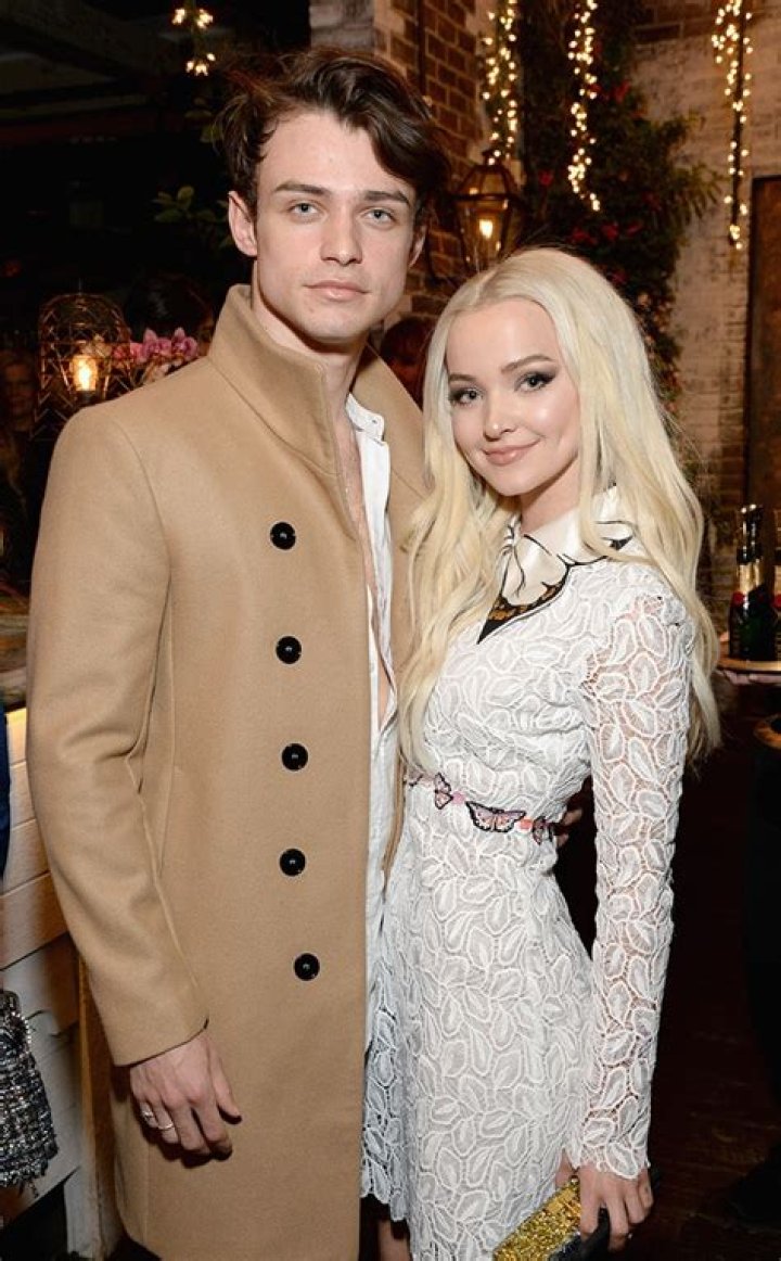 Dove Cameron on Thomas Doherty Instagram. "the moment of inertia". Fotos de novios tumblr