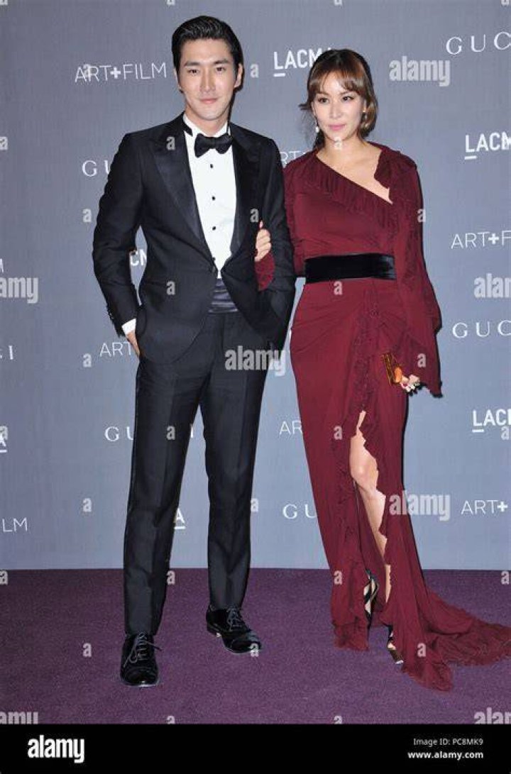 Download Choi Siwon Girlfriend 2019 Gif