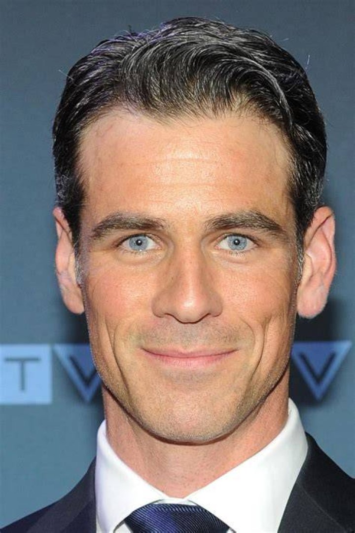 Eddie Cahill's Net Worth, Wife, Children, Siblings, Biography