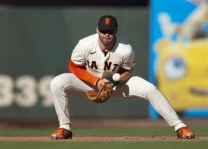 Evan Longoria goes barehand 08/21/2022 Toronto Blue Jays