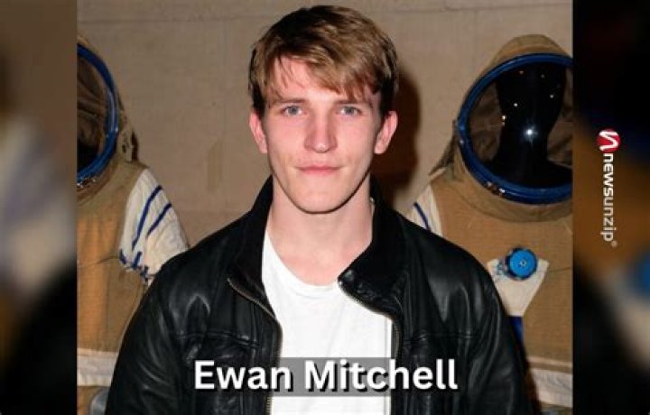 Ewan Mitchell Age, Wiki, Height, Wife, Girlfriend, Family, Biography
