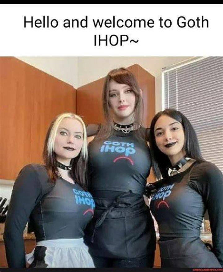 GOTH IHOP with Sinnocent and Susu! r/TashaLeigh