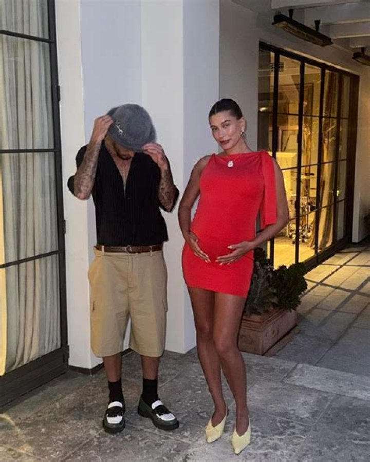 Hailey Bieber publica fotos e mostra semelhança com a mãe brasileira