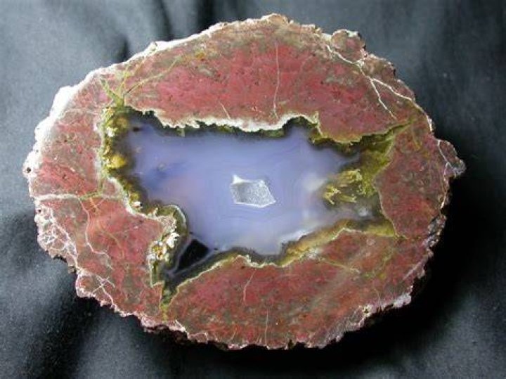 How do you tell if a rock is a thunder egg?