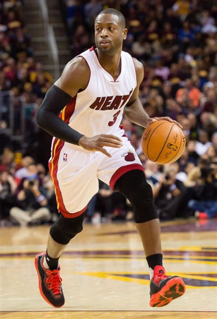 How Tall Is Dwyane Wade Dwyane wade height is 6 feet 4 inches