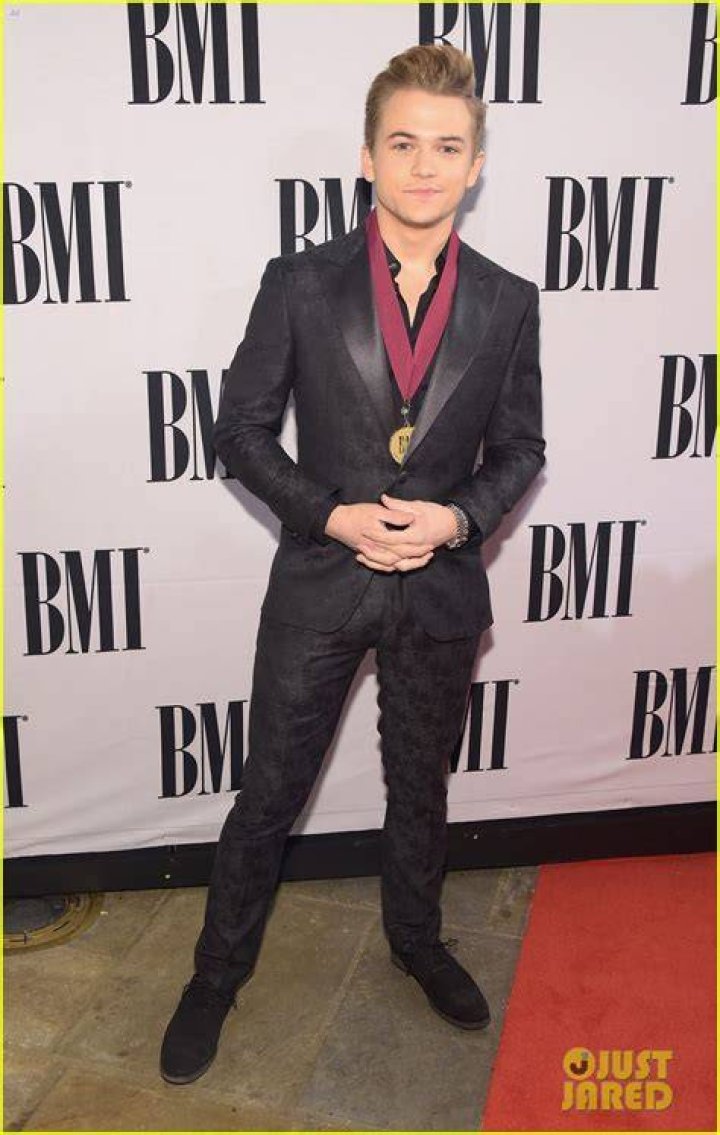 Hunter Hayes Gets Honored With Medallion at BMI Country Awards Photo