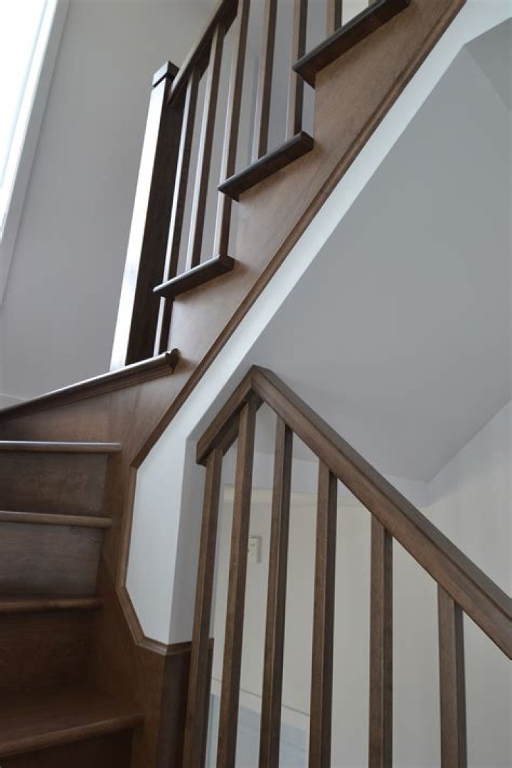 Intermat. 05Escalier barreaux de bois