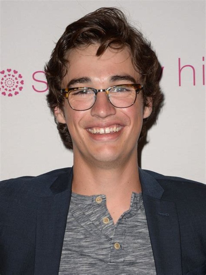 Joey Bragg 2024 Single, net worth, tattoos, smoking & body facts Taddlr