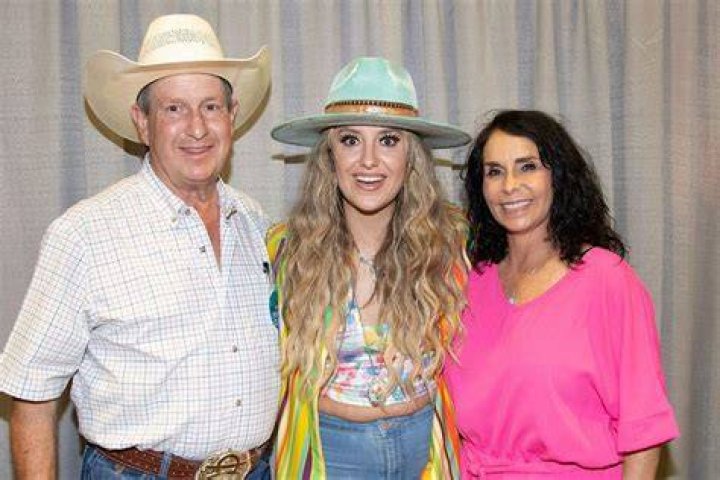Lainey Wilson con sus padres Brian Wilson y Michelle Wilson Fotograf&iacute;a