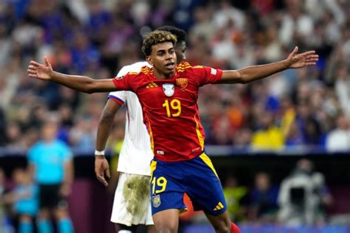 Lamine Yamal se convierte en el jugador del Barcelona m&aacute;s joven en