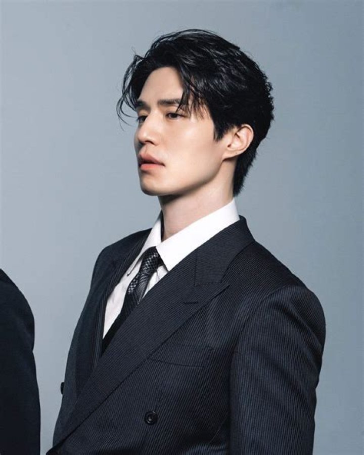 Lee Dongwook About Entertainment.ie