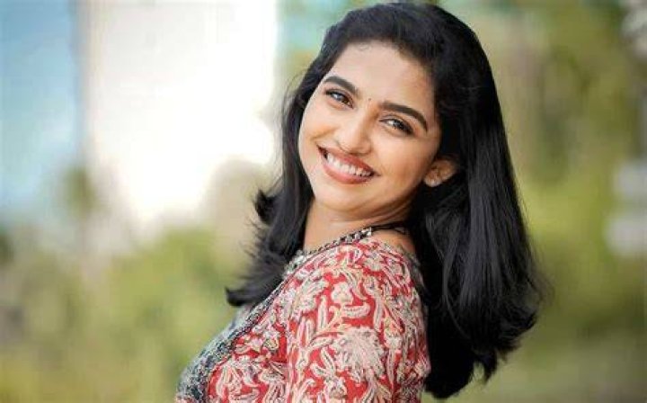 Mamitha Baiju Biography, Age, Family, Boyfriend, Parents, Movies, Net