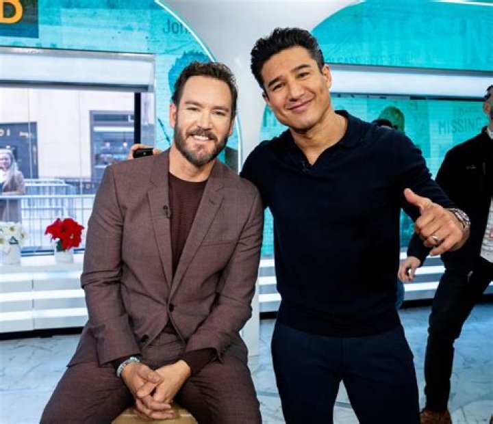 MarkPaul Gosselaar Says Rewatching Saved By the Bell Is 'Torturous'