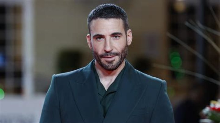 Miguel Ángel Silvestre le 'roba' la sudadera a Paula Echevarría en