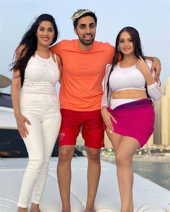 Mo Vlogs Wiki, Girlfriend, Wife, Children, Height, Age, Family