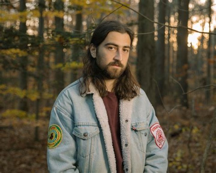 Noah Kahan is back with his new single &ldquo;Stick Season&rdquo; &bull; WithGuitars