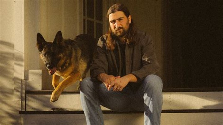 Noah Kahan shares single 'Pride,' featuring mxmtoon