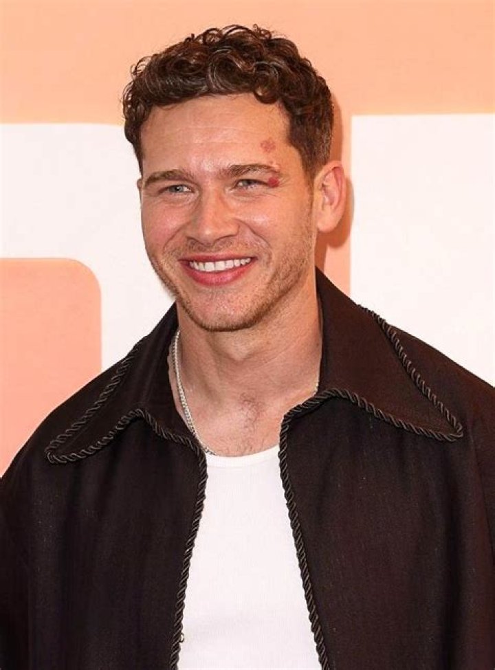 Oliver Stark BIography Caree Net Worth Persoanal Life Girlfriend
