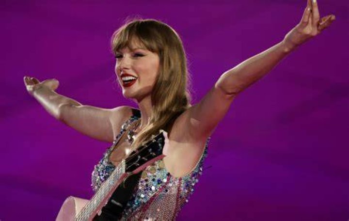 On Friday, Taylor Swift hit the streets of NYC with her parents, Must