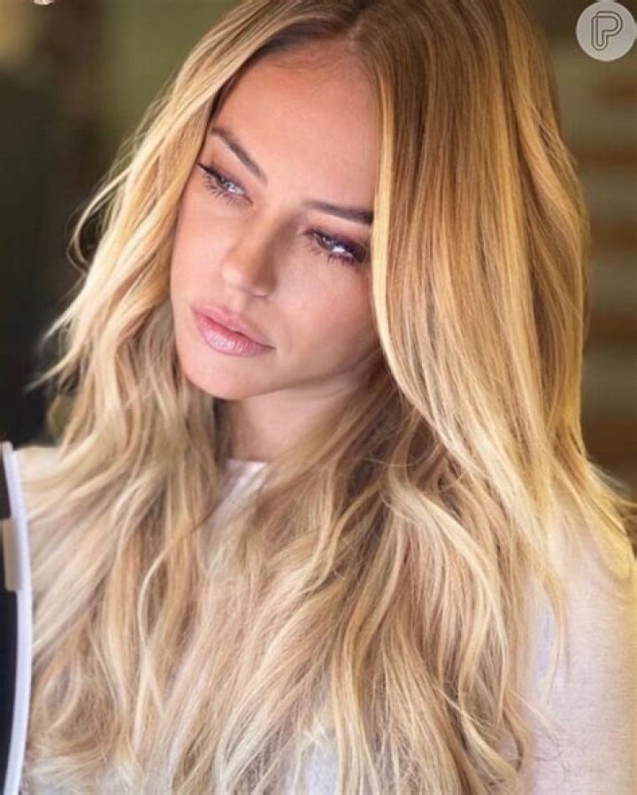 Paolla Oliveira escurece os fios e adota mega hair para nova personagem