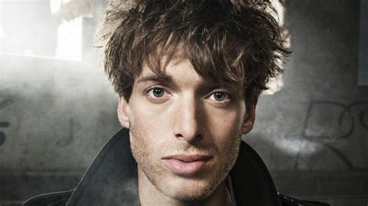 Paolo Nutini and his stunning model girlfriend make their first public