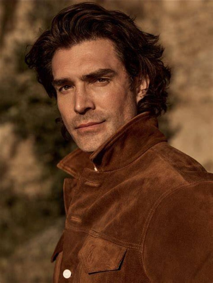 Peter Porte's from "Baby Daddy" Bio Wife, Gay, Twin, Emma Rigby, Wiki