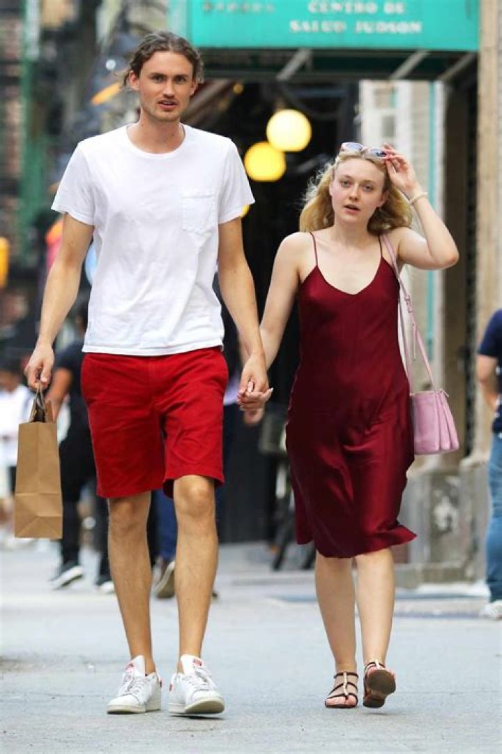 Photo dakota fanning and boyfriend henry frye couple up for lunch date