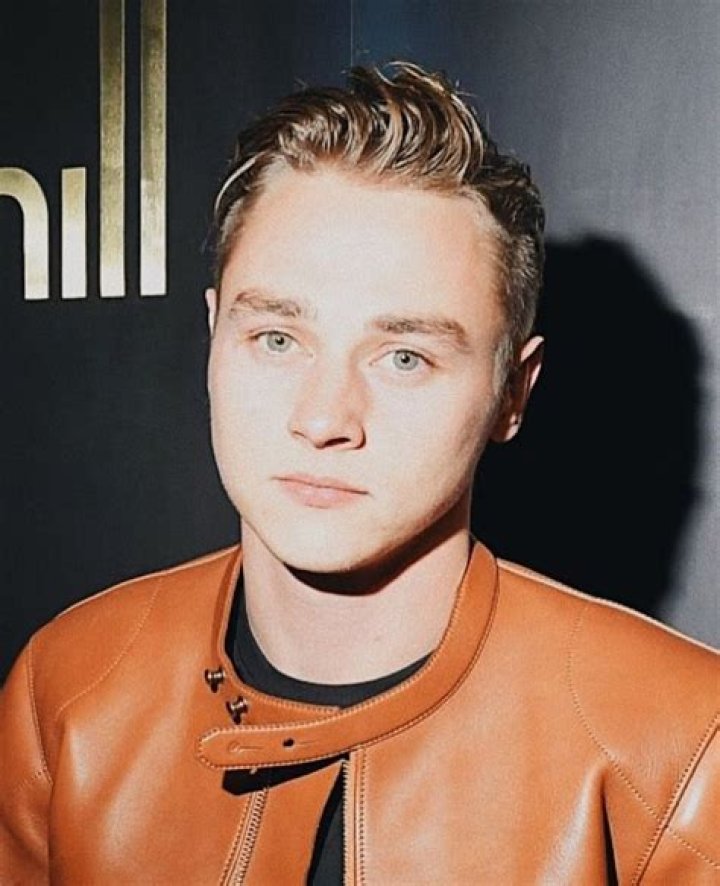 Pin by Terryvg on Ben hardy Family portraits, Ben hardy, Portrait