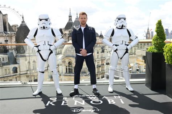 Scots star Ewan McGregor pictured with arms around parents at premiere