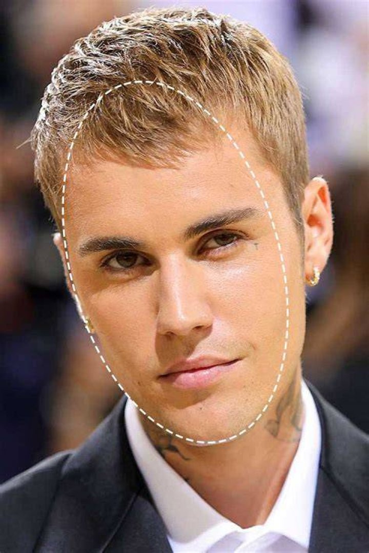 Short Celebrities Justin Bieber's height is 5ft 6.5in (169 cm)