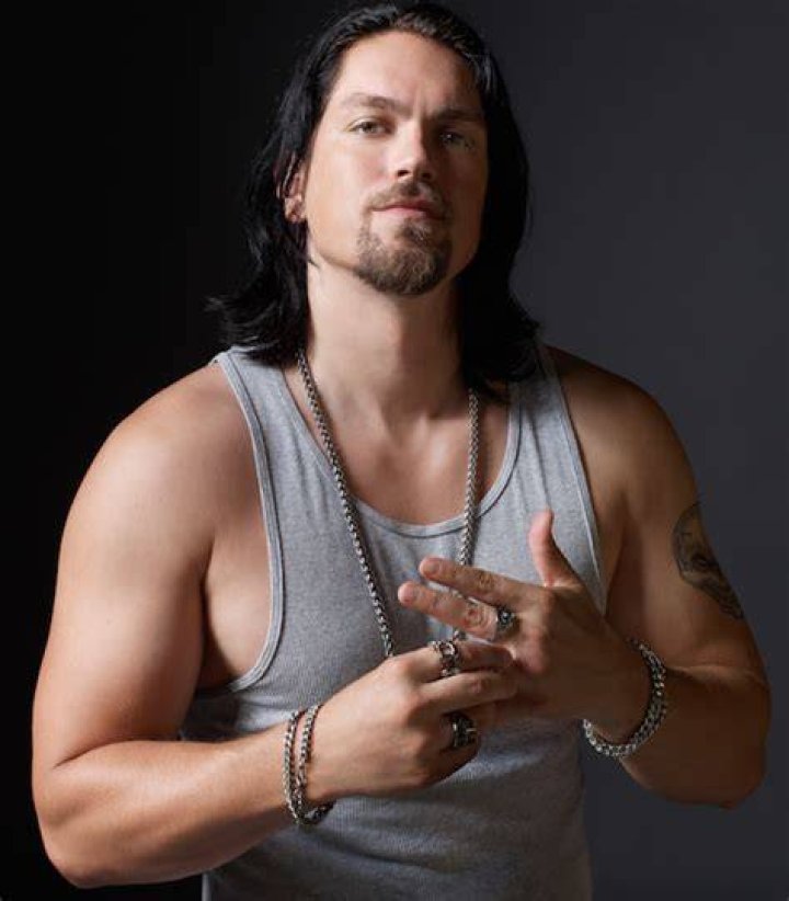 Steve Howey as Kev in SHAMELESS (Season 9, Episode 07, &ldquo;Down Like the