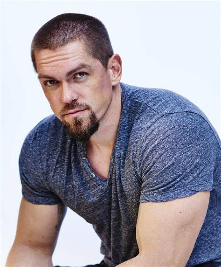 Steve Howey Credits His Weight Loss to Prepping for "Stunt" Sex Scenes