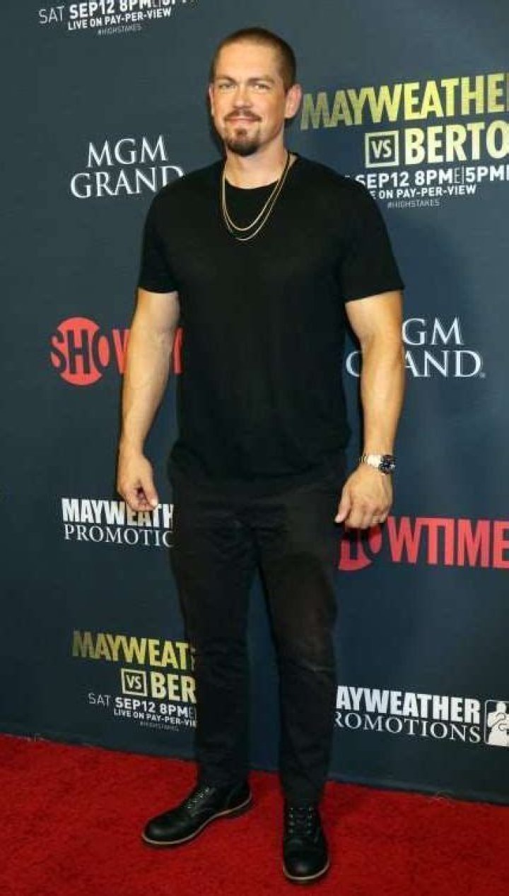 Steve Howey Height, Weight, Age, Affairs, Family, Children, Biography