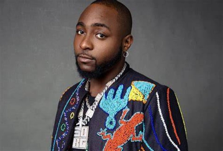 Stop sharing old photos, Davido cautions fans amid reports of