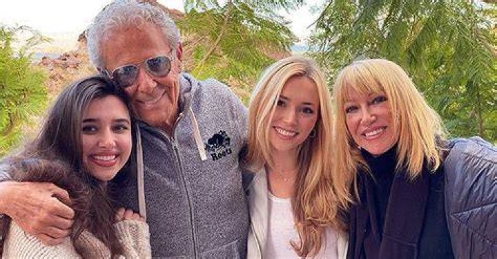Suzanne Somers Poses with Grandkids Violet and Camelia Inside Their