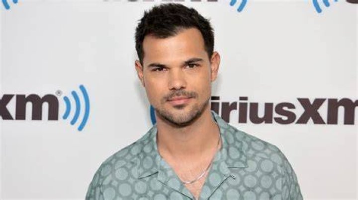 Taylor Lautner Bio, Net worth, Height, Weight, Boyfriend, Affair