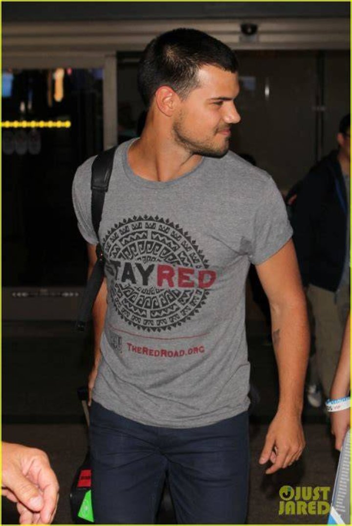 Taylor Lautner Shows Support for Native American Culture Taylor